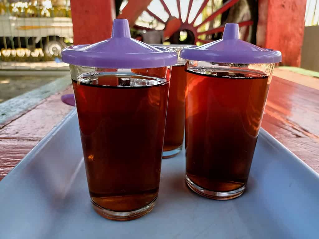 Brown sweet tea. Tea using a long glass. Tea is suitable for drinking in the morning. Hot tea