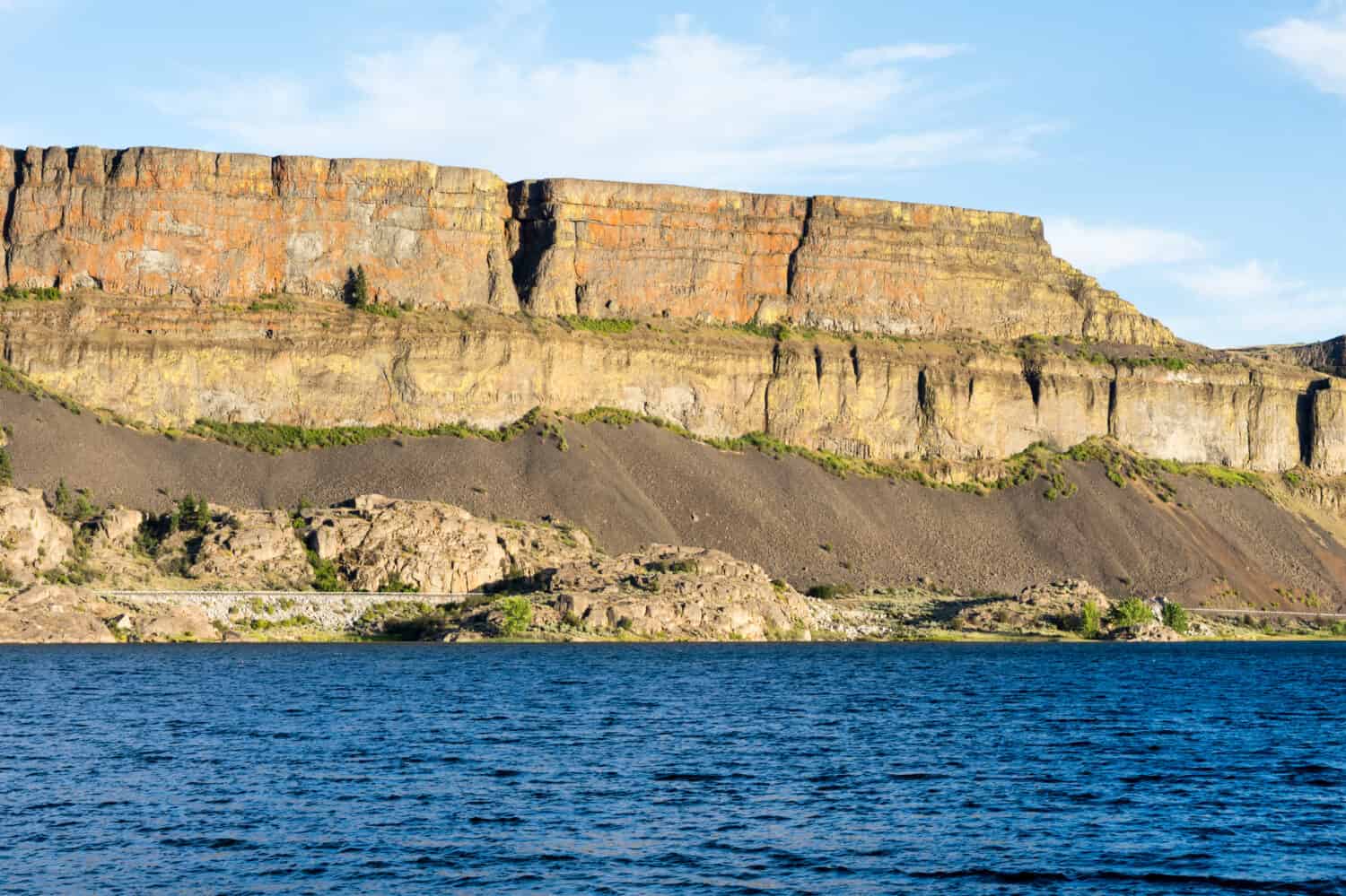 Banks lake and the walls of Grand Coulee in Steamboat Rock state park in Eastern Washington state, USA