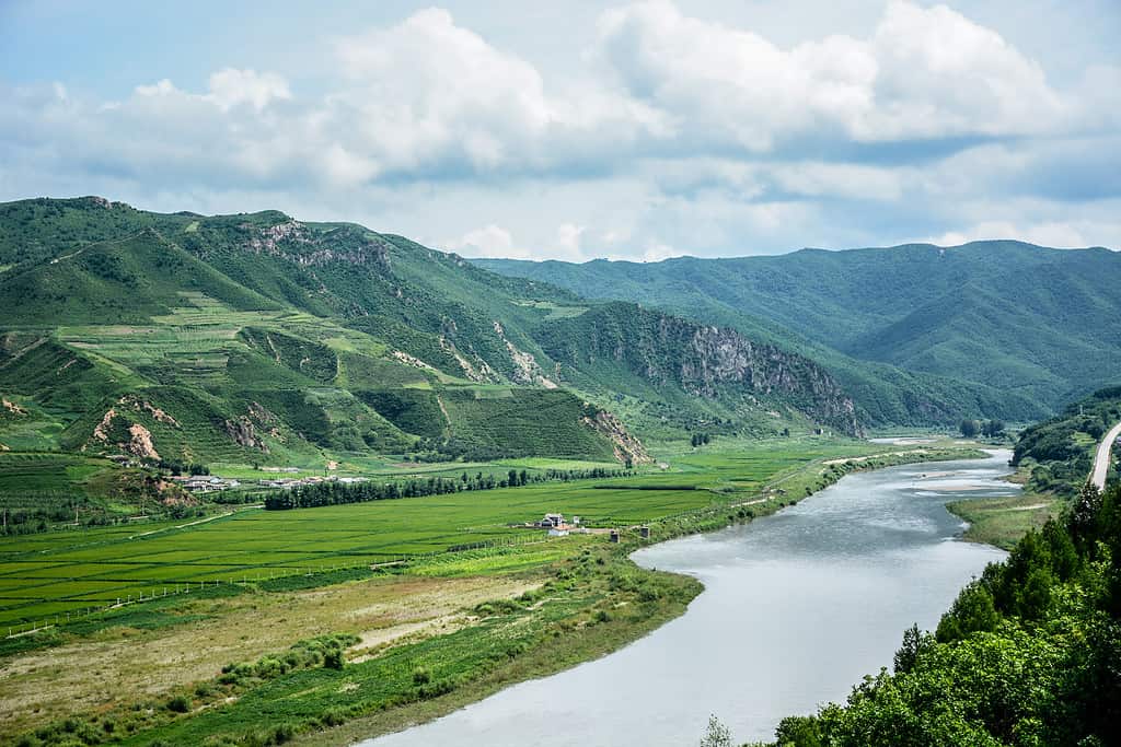 The Tumen River is the border river between China and North Korea, with North Korea on the left and China on the right. The natural scenery is very beautiful