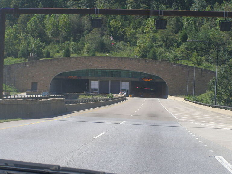 The Longest Tunnel in Kentucky Feels Like a Portal to Another Dimension ...