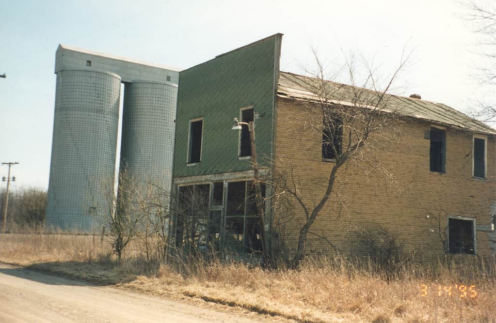 Sloan,_Indiana_building_and_silos