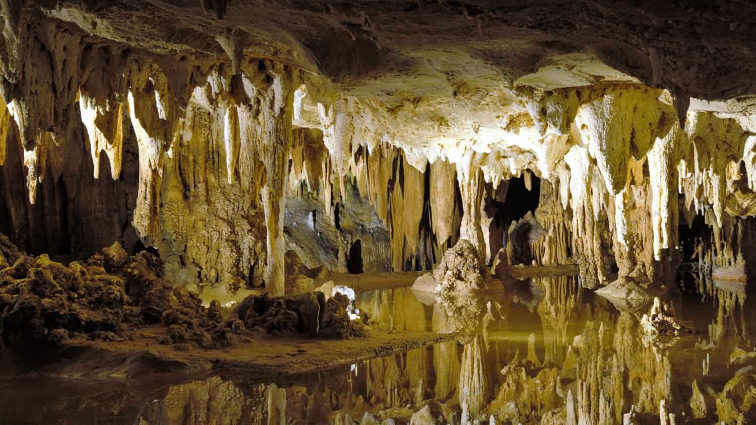 Luray Cavern Lake Arrow HeadMassive underground lair with tall natural columns, colorful stalactites & brick walkways. Virginia, USA