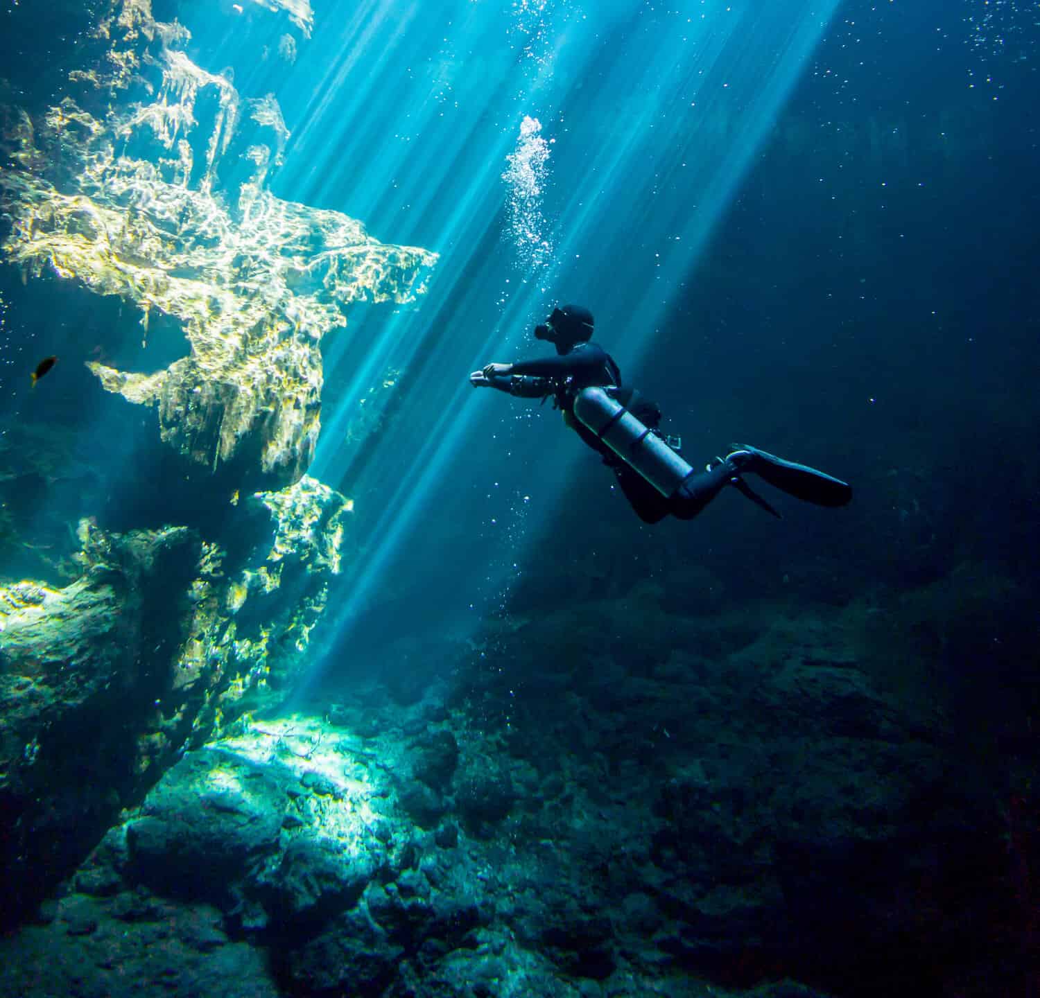 Underwater el Pit Cenote Yucatan Mexico