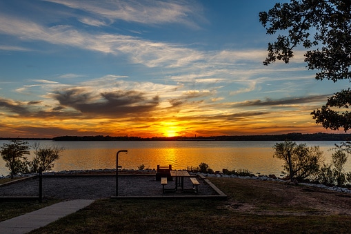Scenery of cloudy sunset at Lake Thunderbird in Norman, Oklahoma, the USA