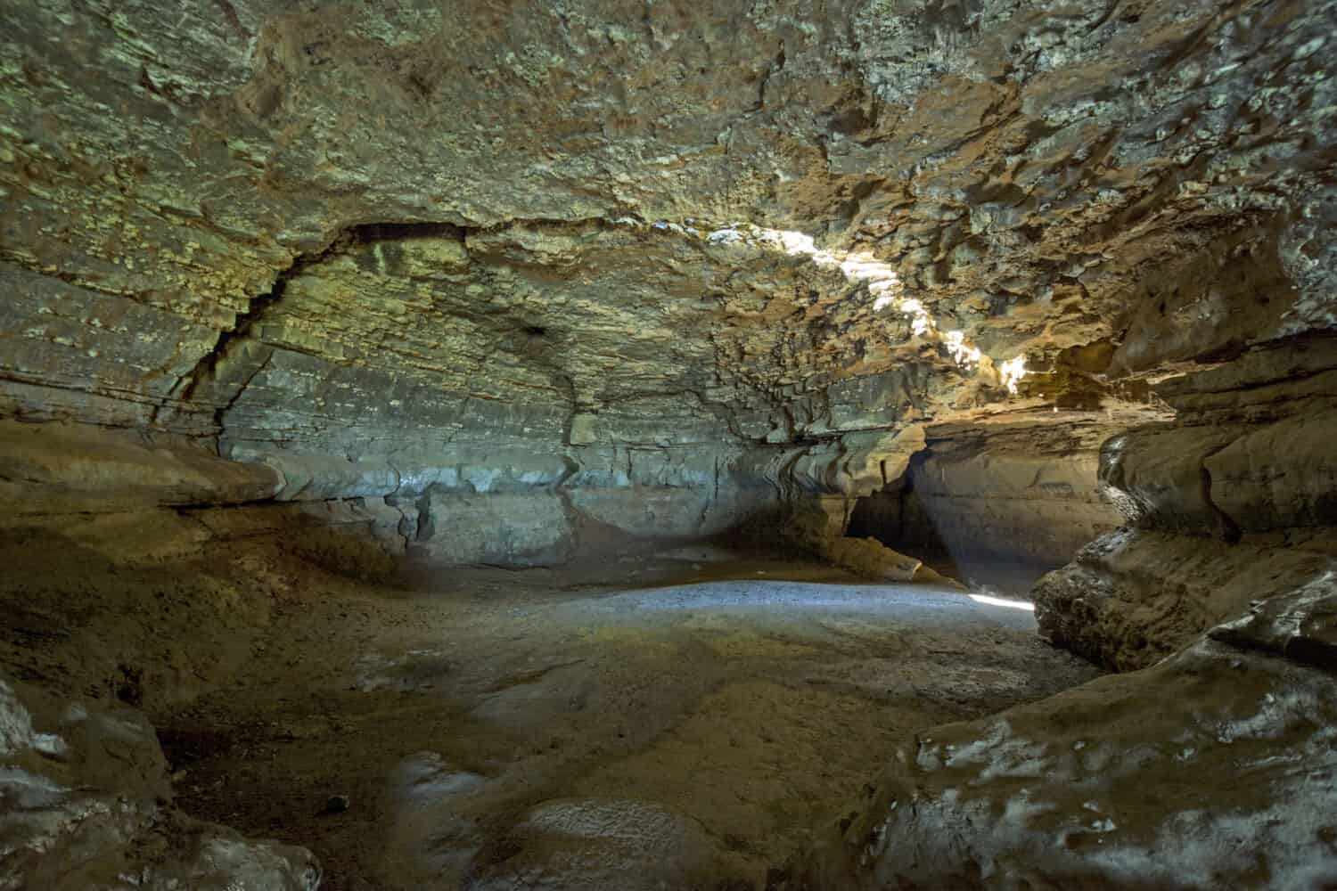 7 Incredible Caves in Illinois (From Popular Spots to Hidden Treasures