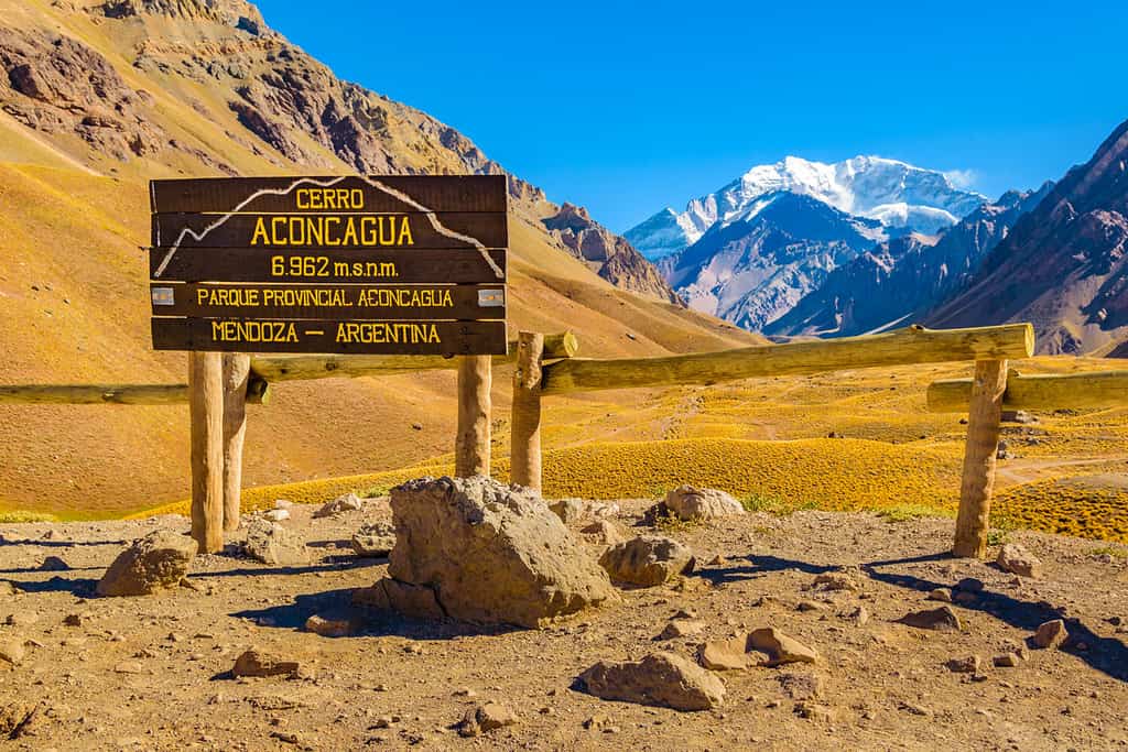Spanish text "aconcagua hill", mendoza province, argentina
