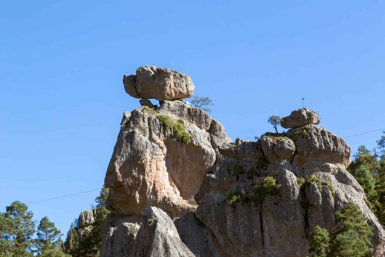 A scenic view of rock formation in Penas Cargadas Hidalgo Mexique - El Chico National Park