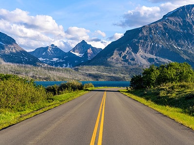 A 10 Scenic Montana Road Trips with Unforgettable Stops Along the Way