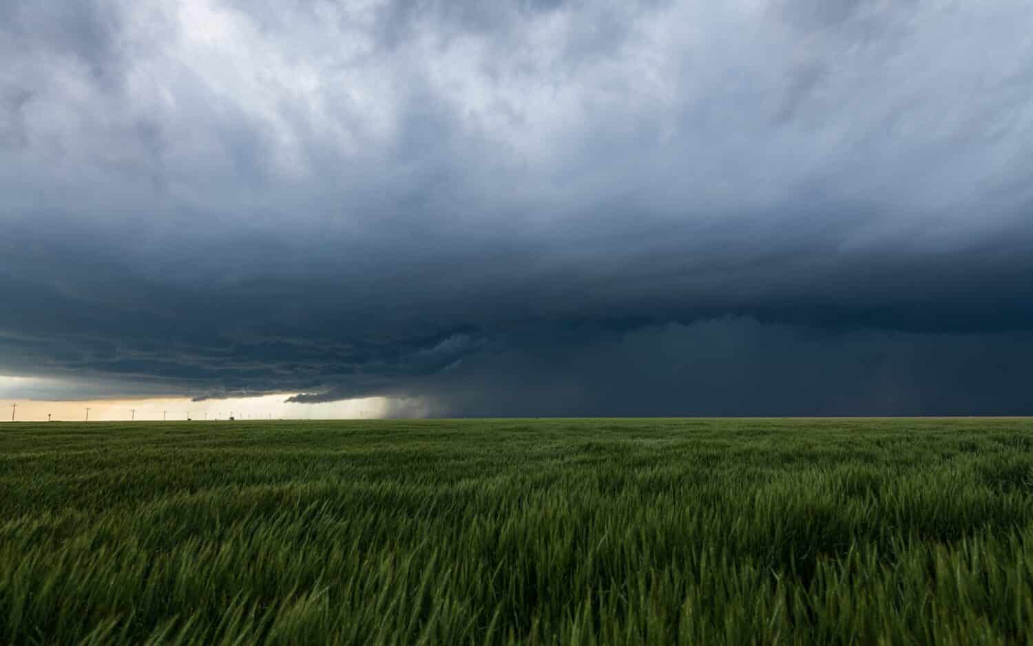 Monster supercell barrels across the plains of Kansas dropping massive hail