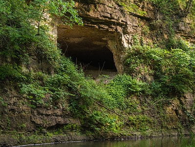 A 7 Incredible Caves in Illinois (From Popular Spots to Hidden Treasures)