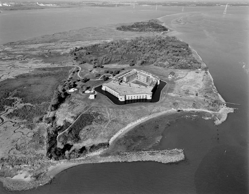 NORTHWEST OBLIQUE AERIAL VIEW OF FORT DELAWARE AND PEA PATCH ISLAND