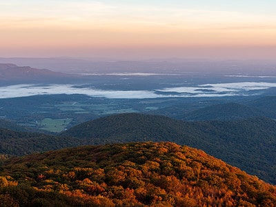 A Discover When Leaves Change Color in Virginia (and 5 Beautiful Places to See Them)