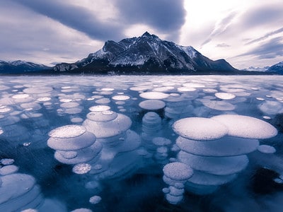 A Ice Bubbles Make This Lake Look Like It’s From Another World