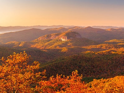 A Discover When Leaves Change Color in North Carolina (And 3 Beautiful Places to See Them)