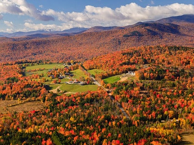 A Discover When Leaves Change Color in Vermont (And 8 Beautiful Places to See Them)