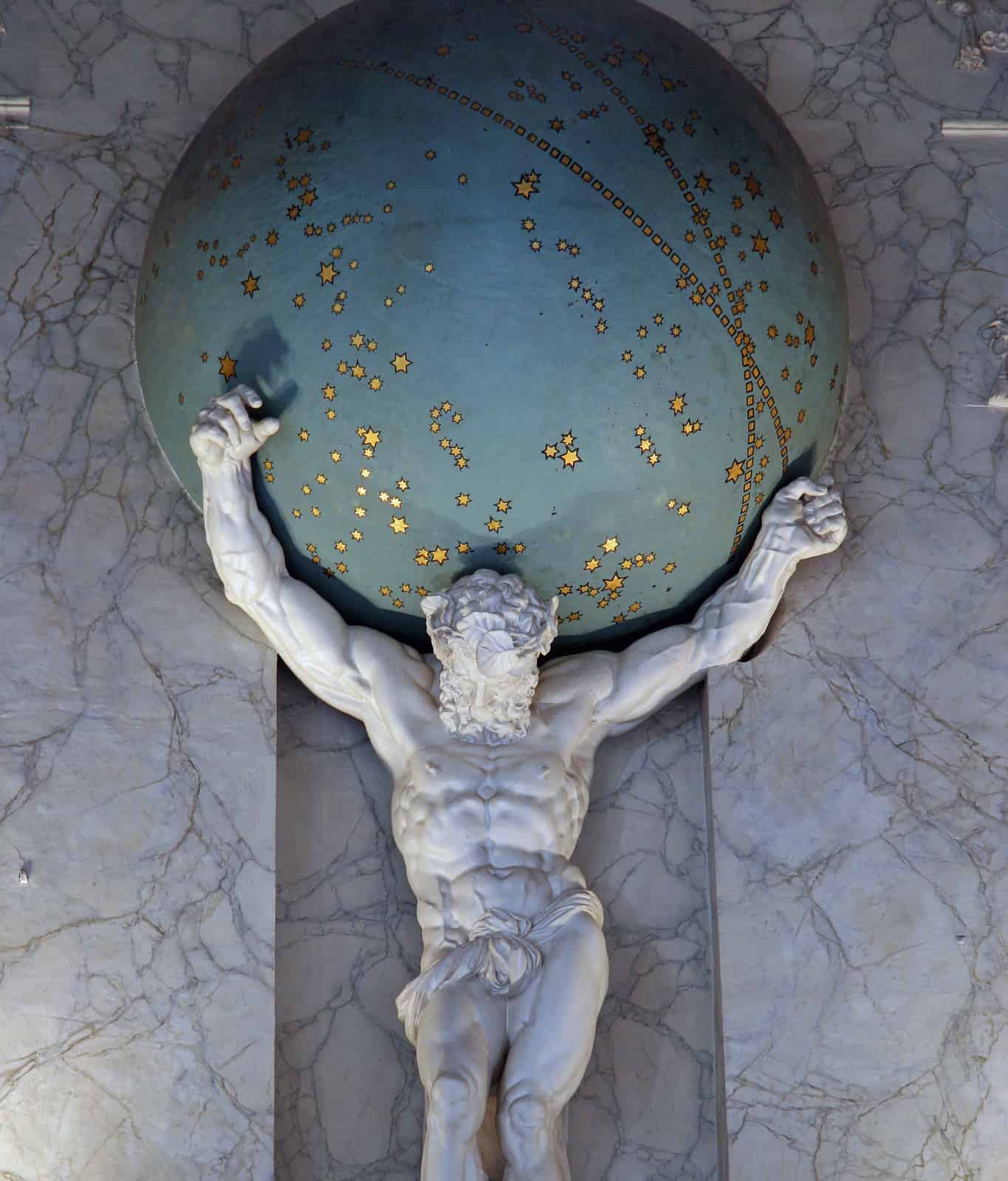 Какой титан держал небесный свод на плечах. Бог Атлант (Титан). Атлант Титан скульптура. Атлант держит Небесный свод. Атлант Бог древней Греции.