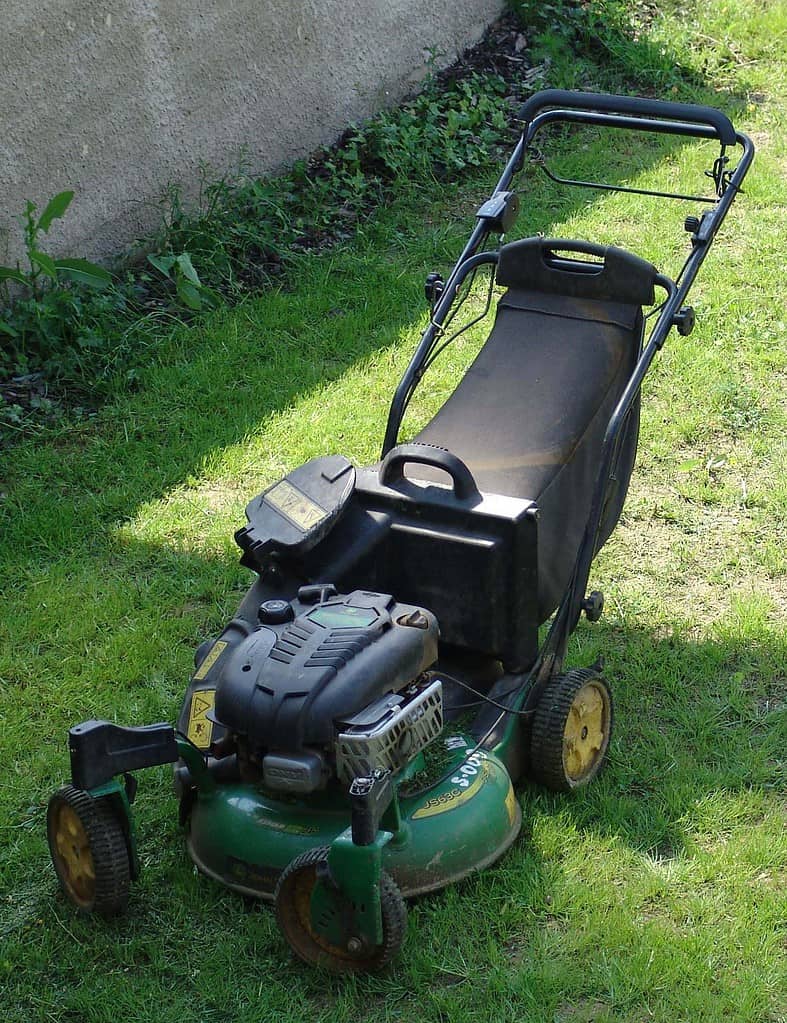 John Deere JS63C lawn mower