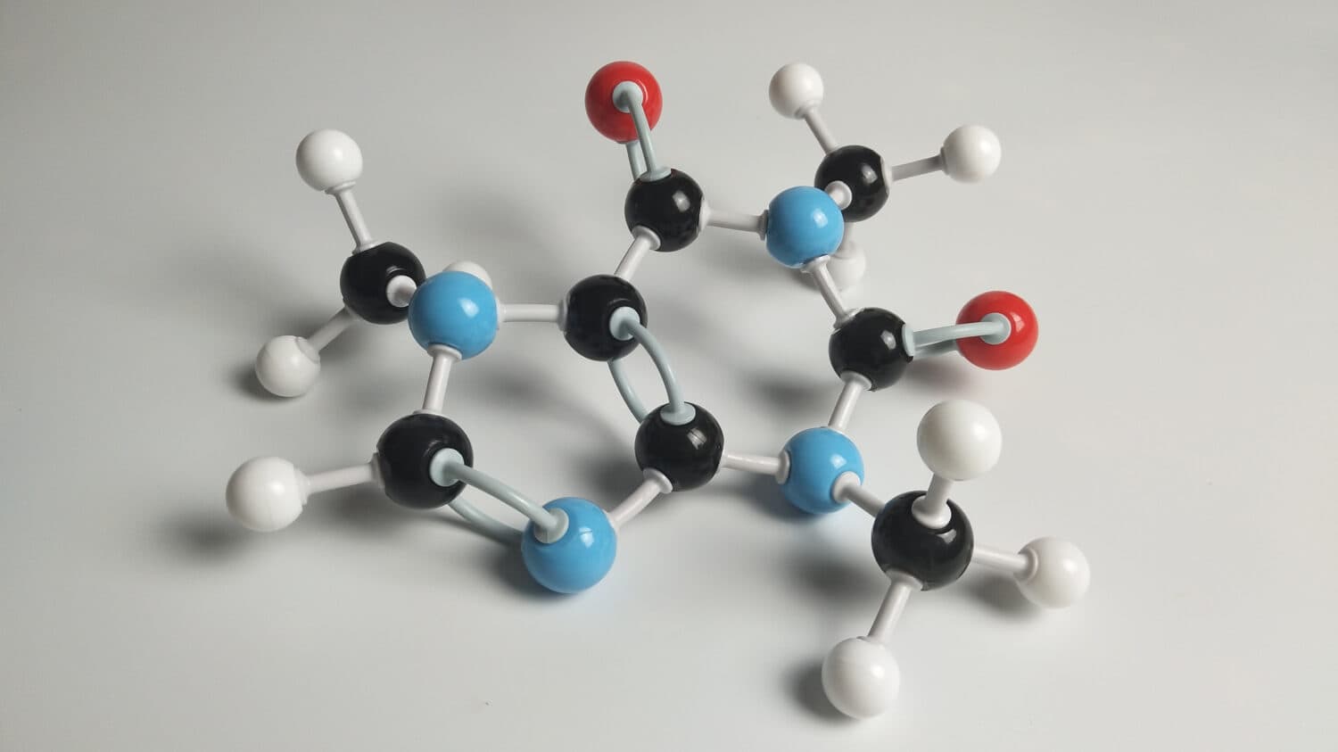 Caffeine molecular structure 8 black carbon 2 red oxygen 4 blue nitrogen.