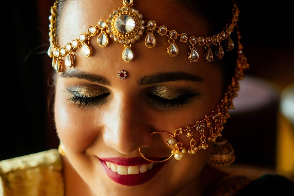 hindu princess lady green traditional sari with tatoo mehndi kundan jewelry.Tradition Indian bride costume lehenga choli golden kundan jewelry set nose ring piercing nath model perfect make-up
