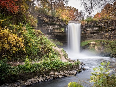 A Discover Minnesota’s Minnehaha Falls – The Majestic Waterfall in the Heart of a City