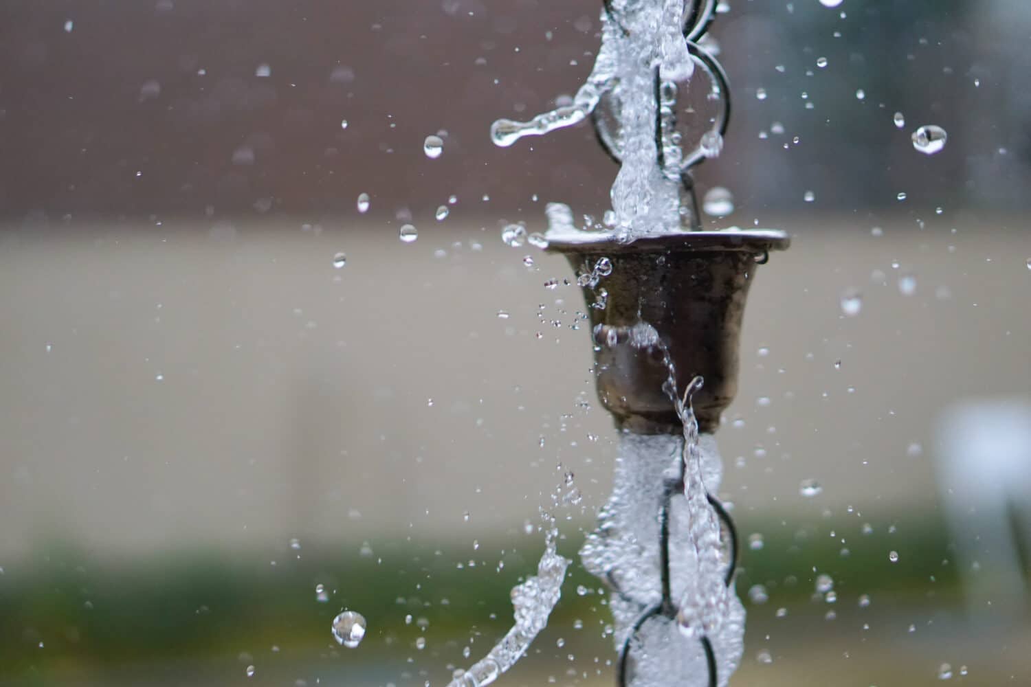 Rain is flowing through the chain in the Japanese style.