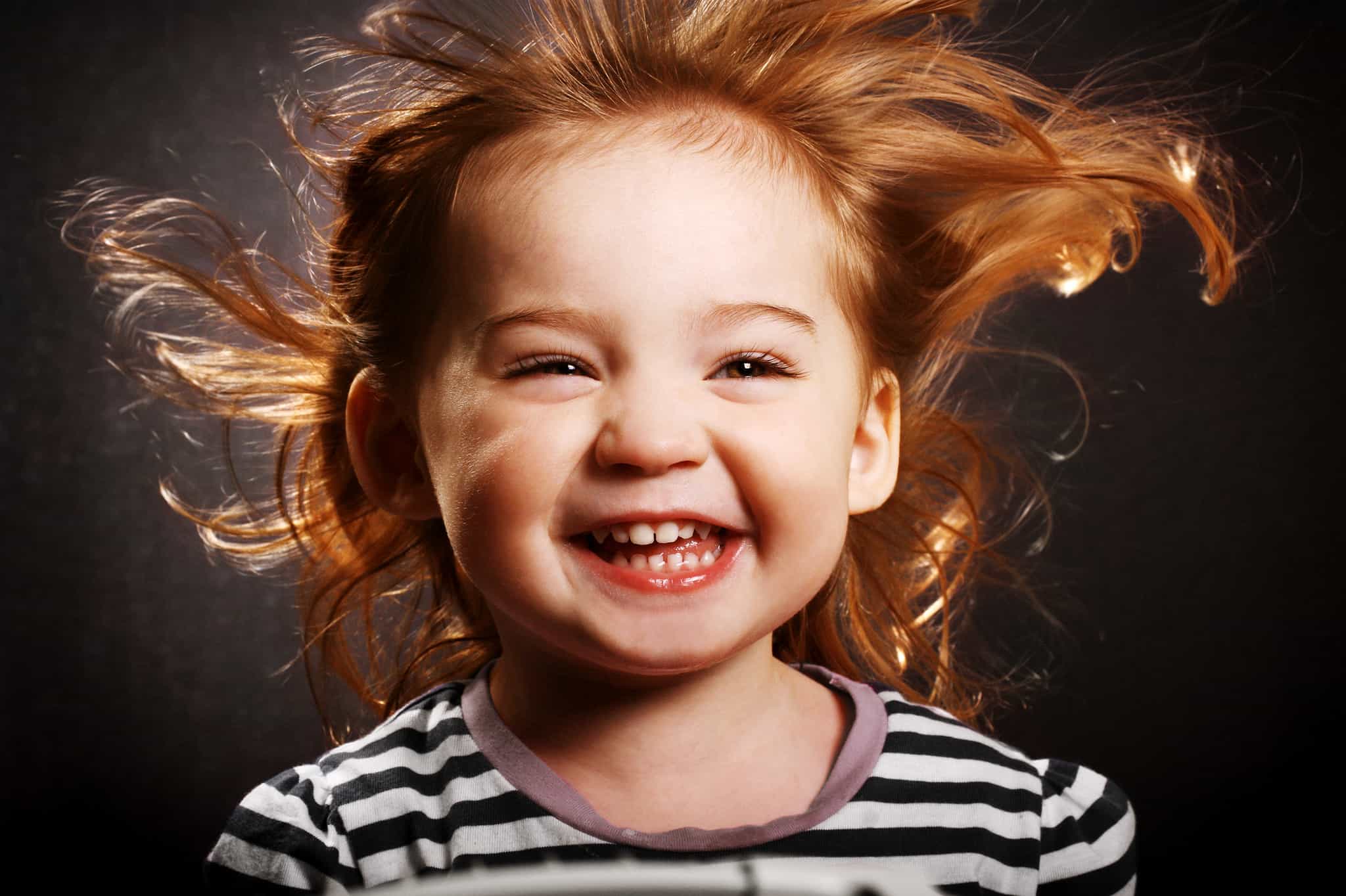 Улыбаться и смеяться чаще. Ребенок улыбается. Дети смеются. Радостное лицо ребенка. Веселые дети.