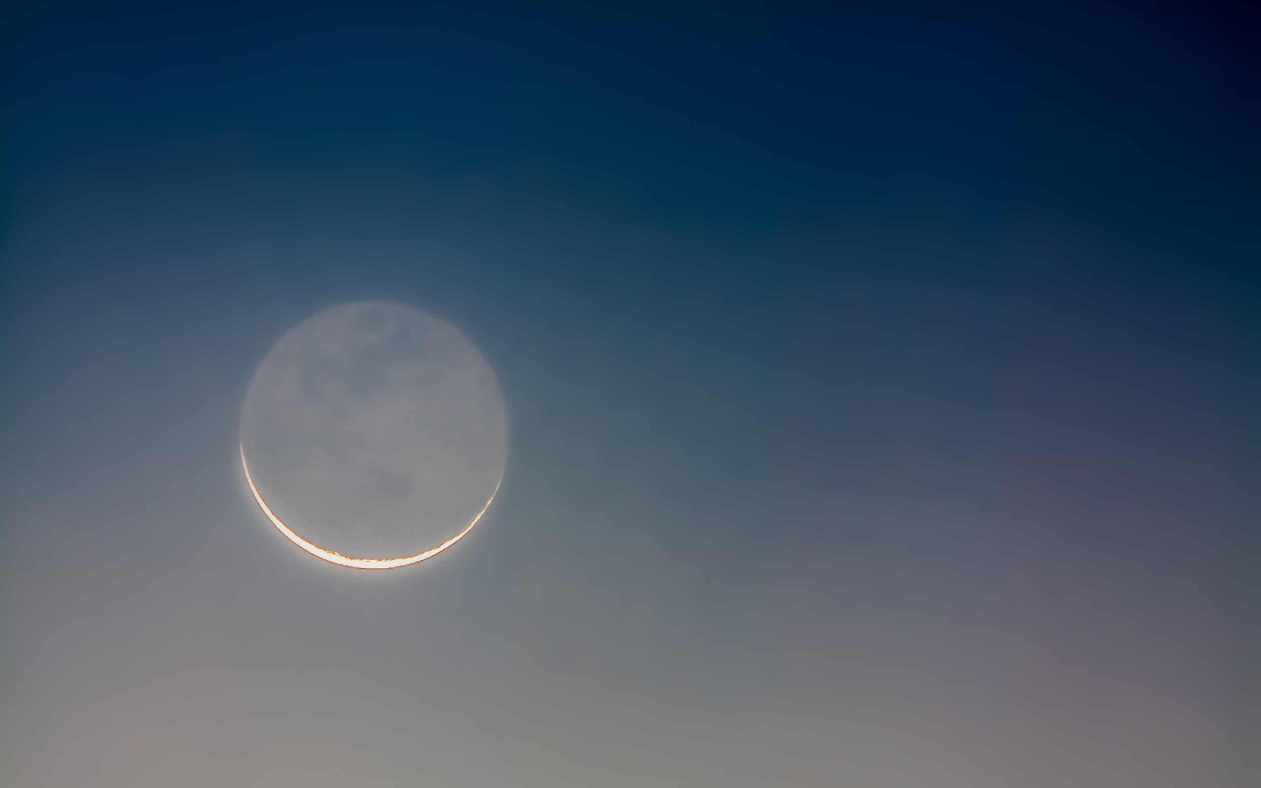 Earthshine on crescent moon