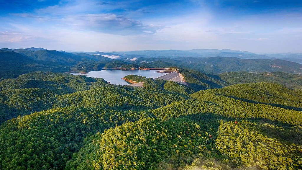 Aerial shot of a beautiful landscape with the Lake Jocassee in South Carolina