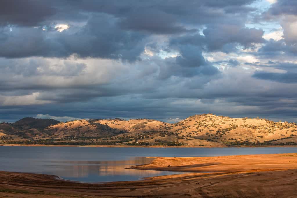 Beautiful Hume Lake amongst Victorian countryside hills