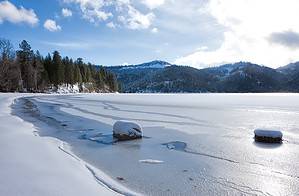 10 Lakes In the United States That Completely Freeze Over in the Winter Picture