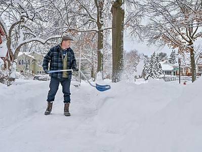 A 6 Steps You Need to Take Before Shoveling Snow 