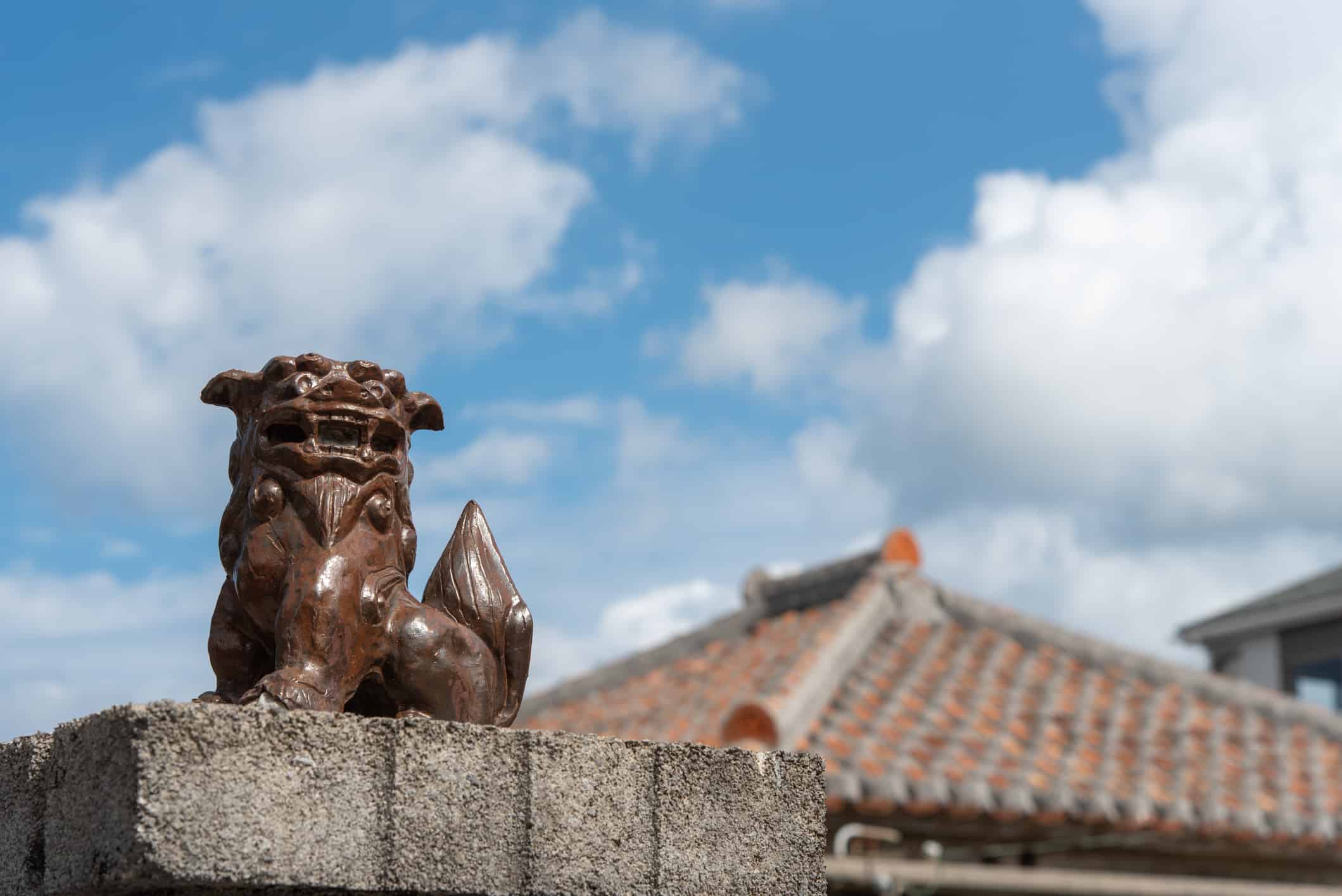 Okinawa's shisa talisman and the roof of an old folk house