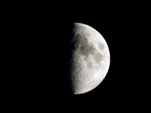 Third Quarter Moon Symbolism: Spiritual Meaning and Significance Picture
