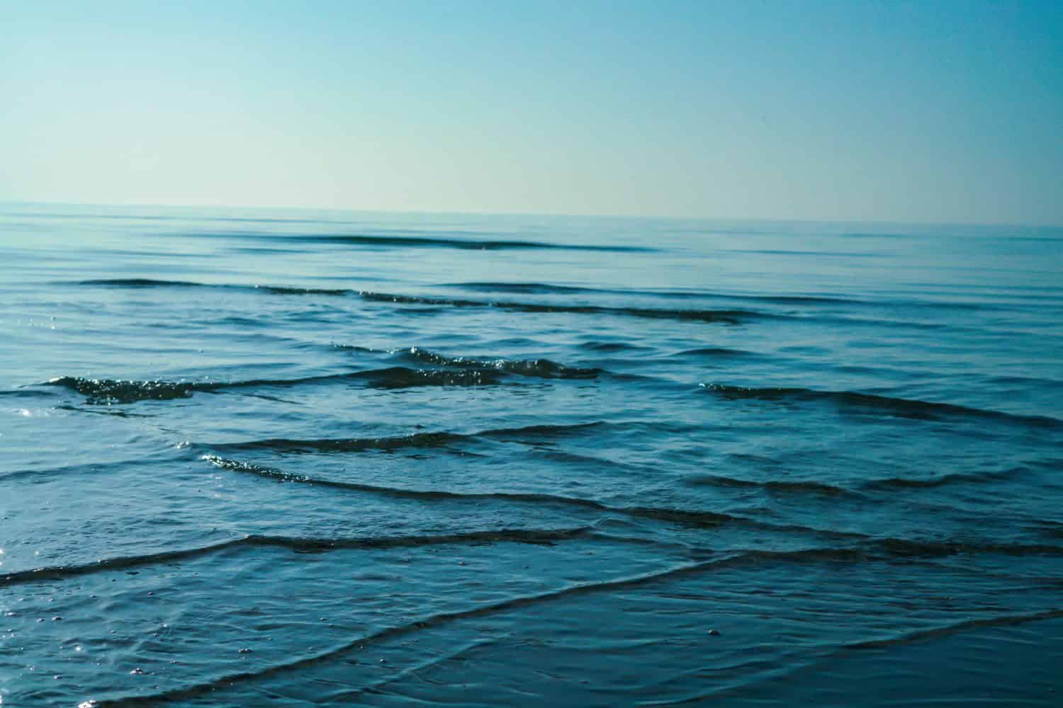 Small waves crossing each other in the ocean and creating cross sea