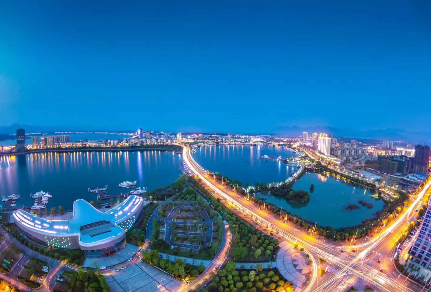 A bird's eye view of Wuning County, China's most beautiful city in the twilight, is located in Jiujiang City, Jiangxi Province, in eastern China, surrounded by mountains and rivers.