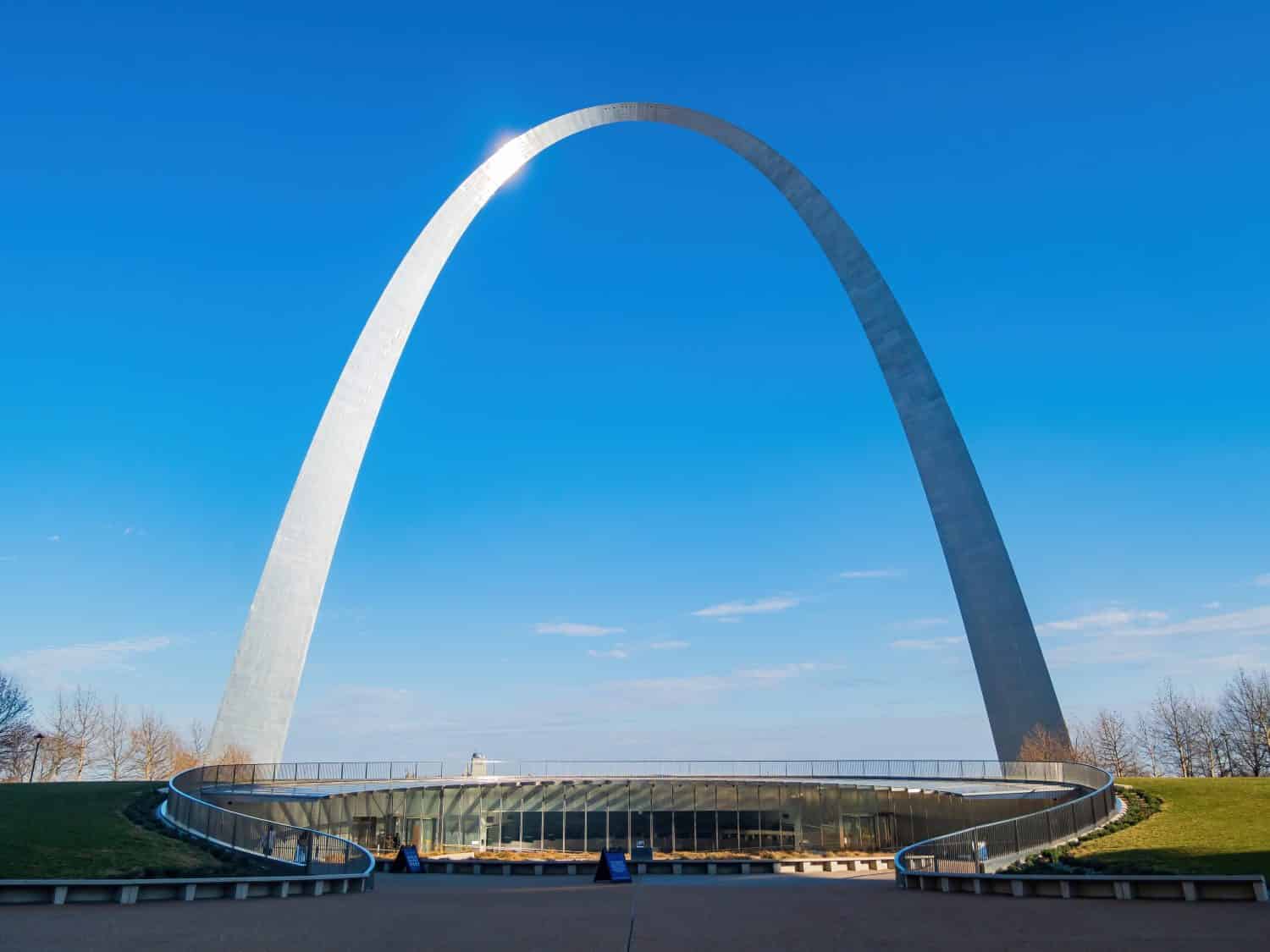 Sunny view of The Gateway Arch at Missouri