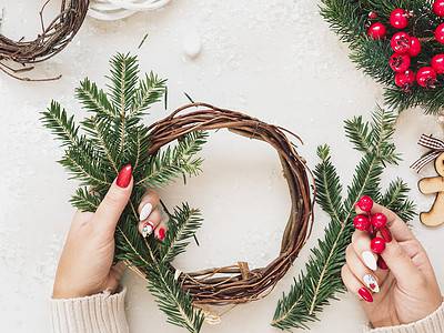 A 13 Plants You Can Use to Make a Stunning Winter Wreath