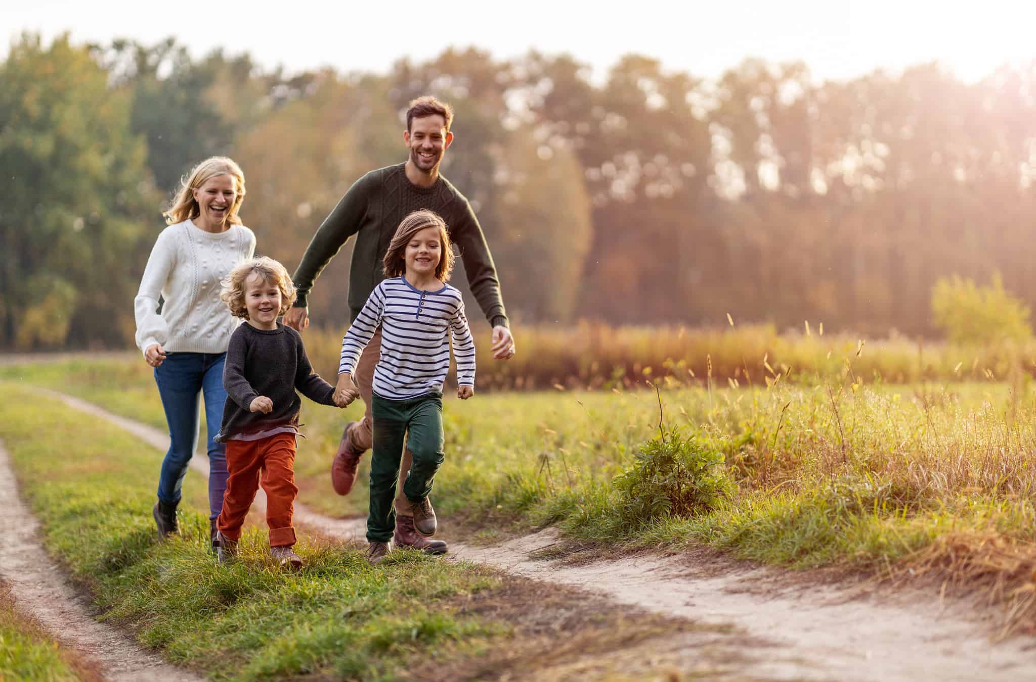 Family life все открыто. Ребенок в семье. Семя. Счастливая семья. Фотография семьи.