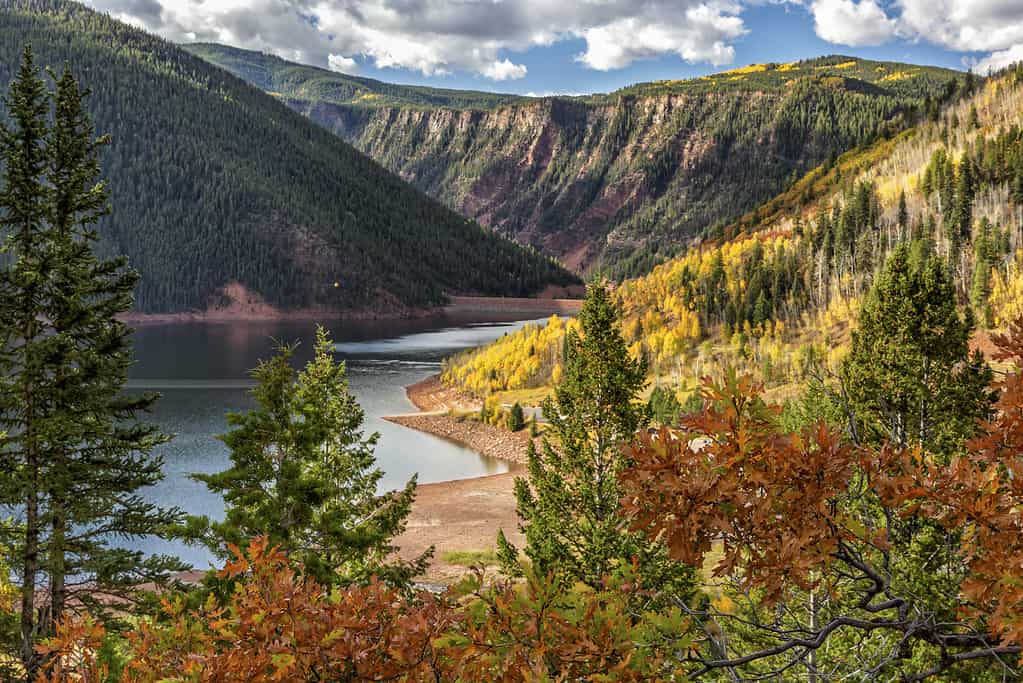 9 Lakes In Colorado That Completely Freeze Over in the Winter