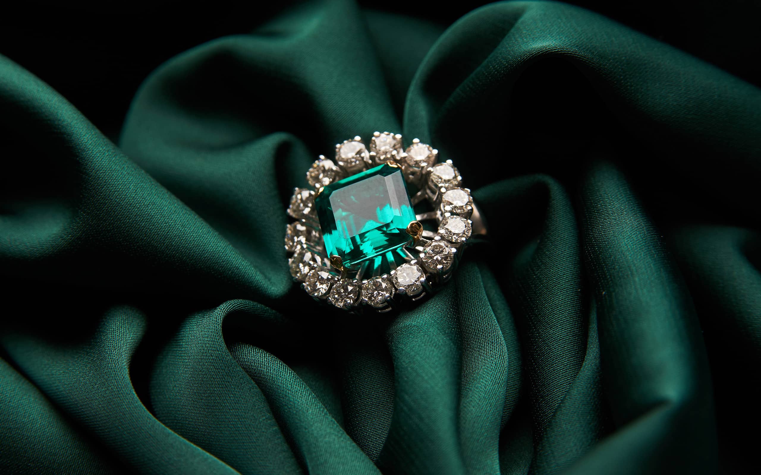 Green emerald fashion engagement diamond ring