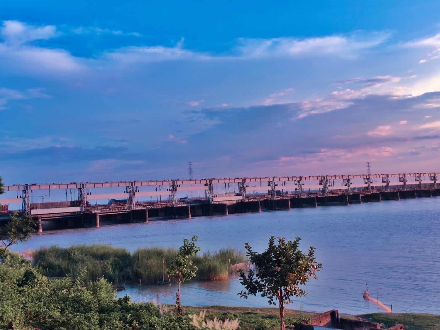  the Farakka barrage started in 1962, was completed in 1970 at a cost of $208 million. Operations began on 21 April 1975. The barrage is about 2,304 metres (7,559 ft) long. The Feeder C