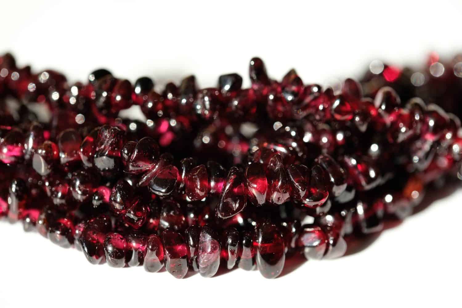 Beads in the form of a crumb of a natural garnet.
