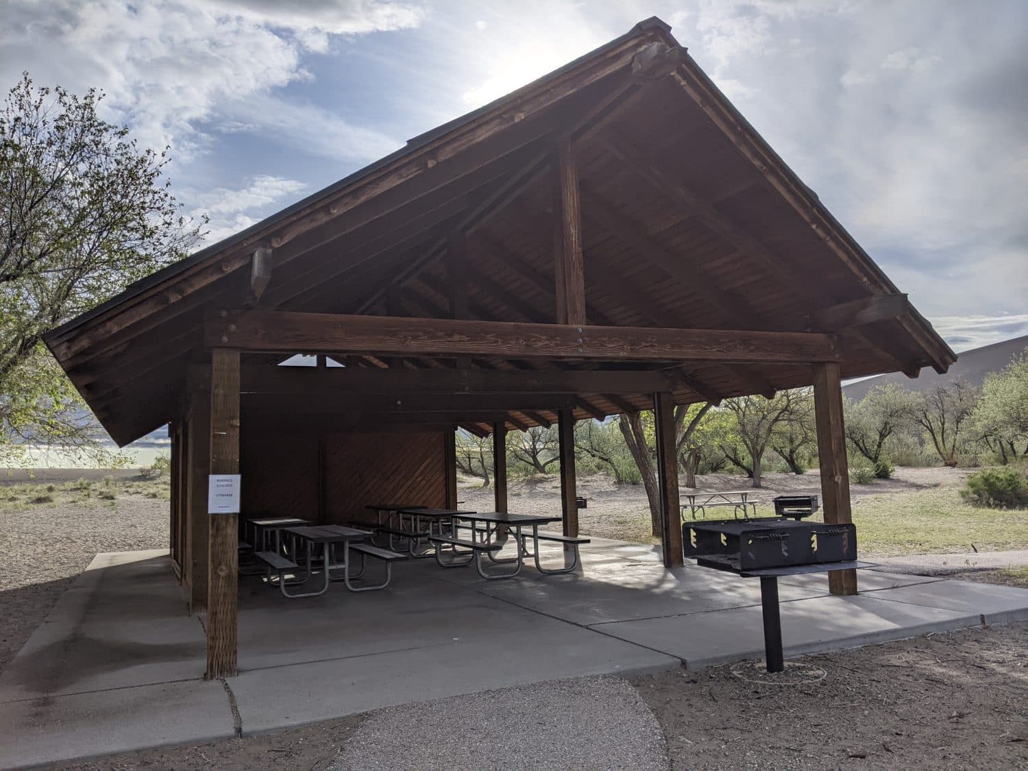 Big shelter with picnic benches and a BBQ at a picknick site in Bruneau Dunes state park