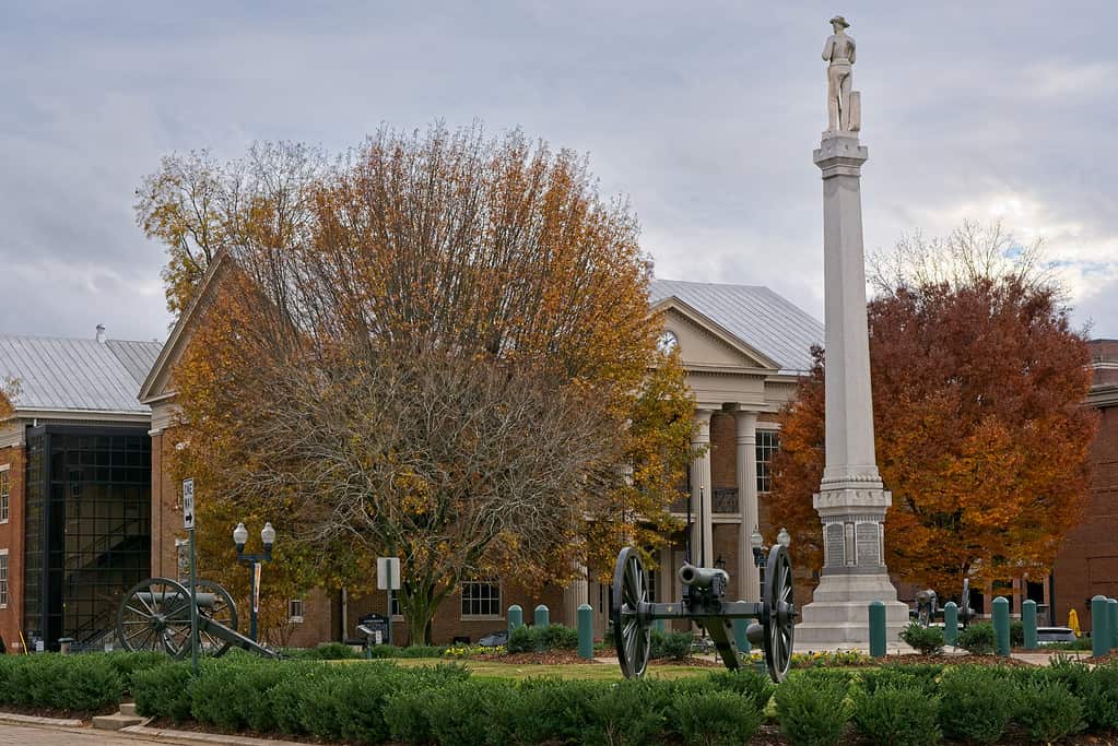 Williamson County Courthouse stands behind civil war era bronze canons defending monument to the soldiers who died in the Battle of Franklin on the Franklin public square