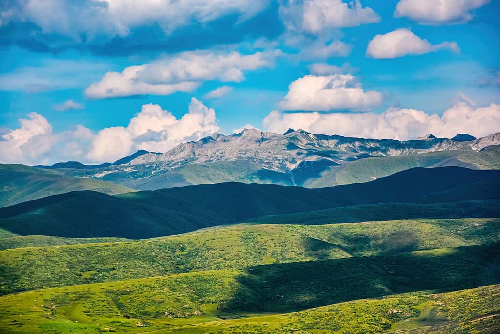 Mountain scenery in the east of the Qinghai-Tibet Plateau