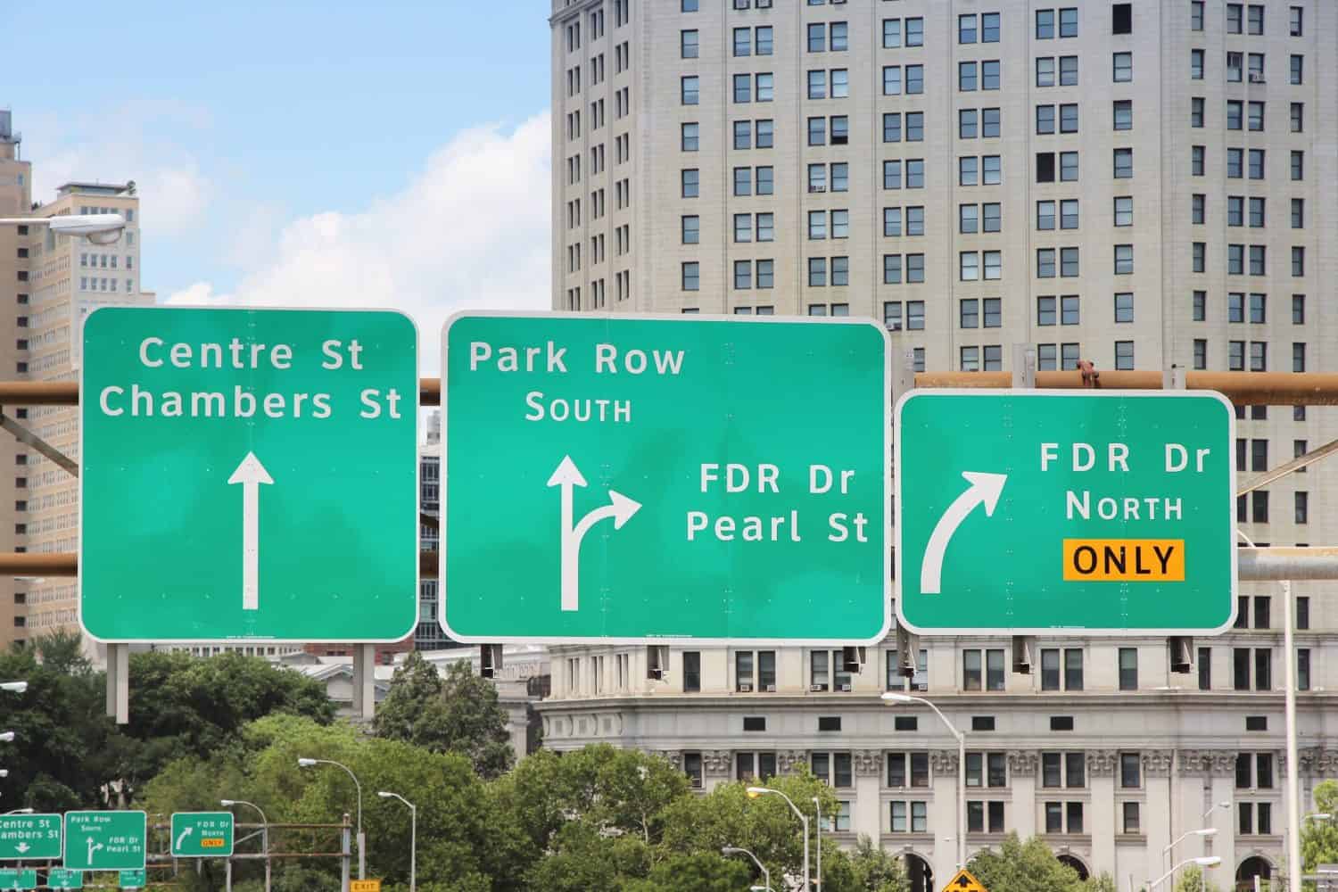 New York direction signs to Centre Street, Chambers Street and FDR Drive.