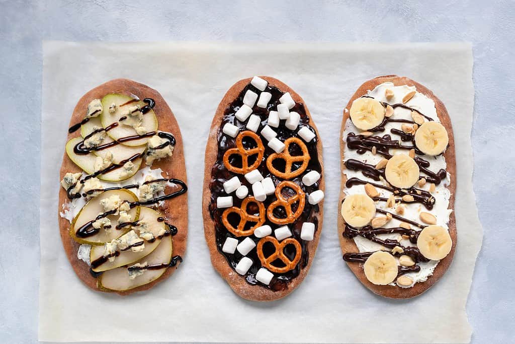 Dessert with the original name "Beaver Tails" comes with different fillings. Also, this dessert is called the tail of beauty, as it is often decorated with various icing sprinkles.