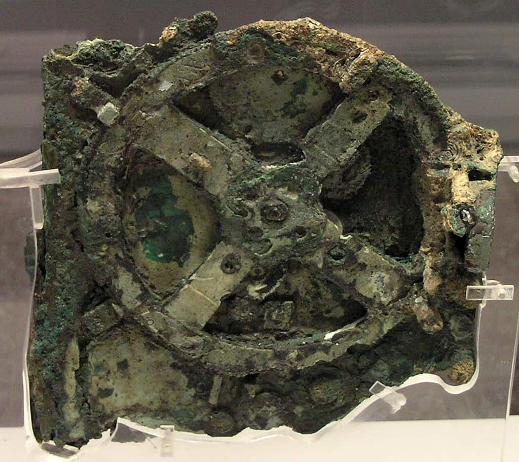 A fragment (fragment A) of the Antikythera mechanism.