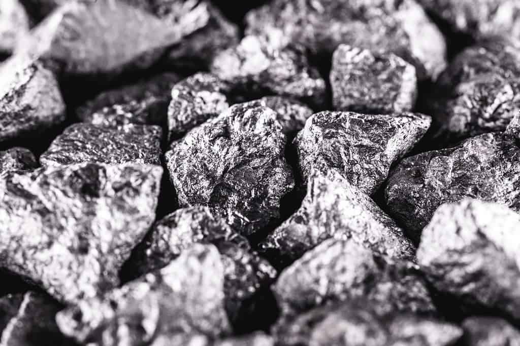Antimony or antimony stone, also called tin, is a chemical element. At room temperature, antimony is in the solid state. Mineral extraction.