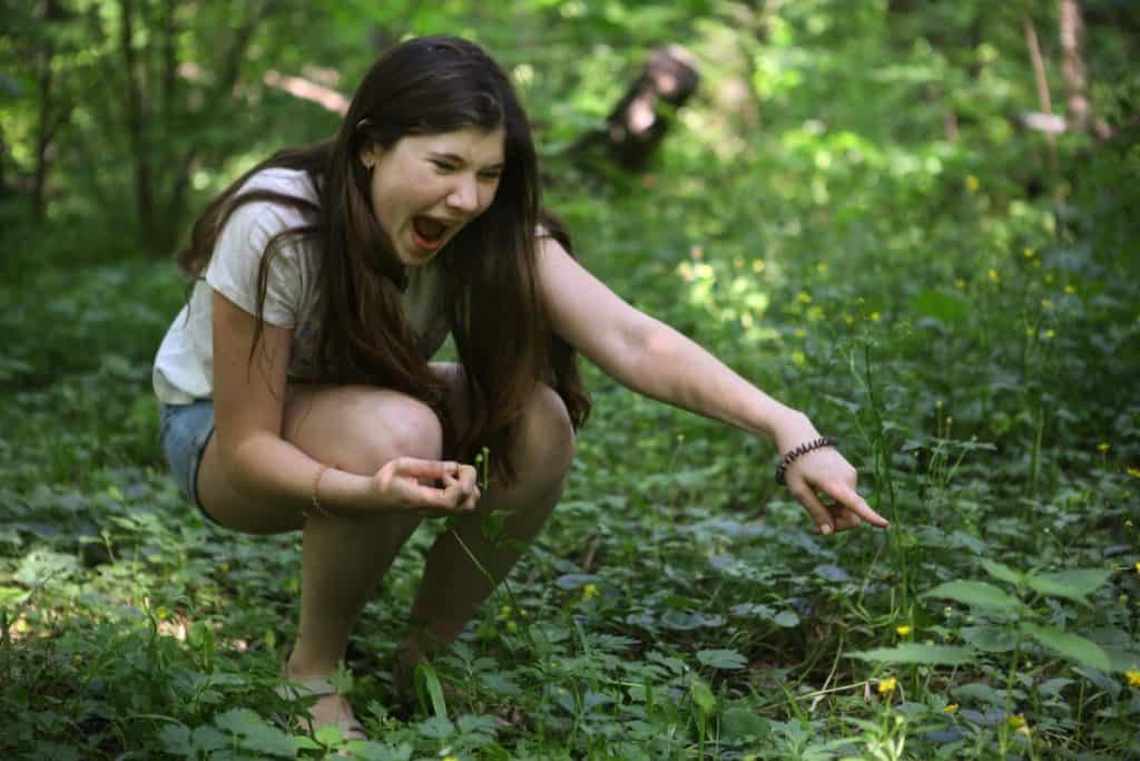 teenager girl shout see snake in the grass